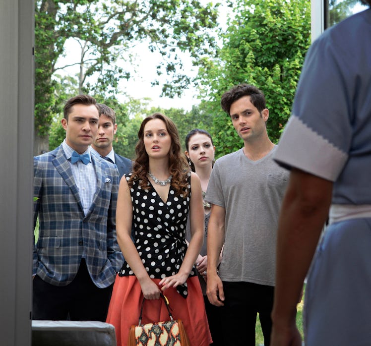 Chuck, Nate, Georgina, Blair, and Dan on the set of 'Gossip Girl'