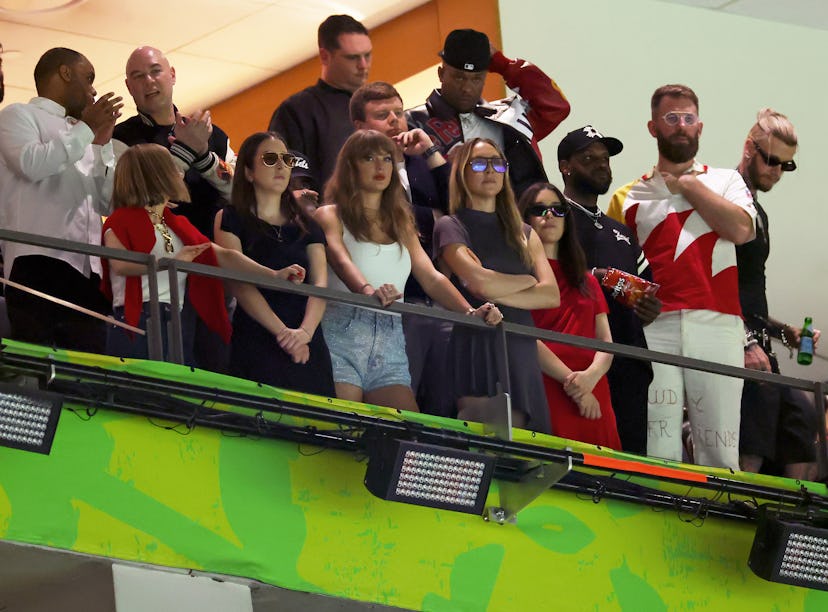 NEW ORLEANS, LOUISIANA - FEBRUARY 09: (L-R) Ed Kelce, Ashley Avignone, Alana Haim, Ross Travis, Tayl...